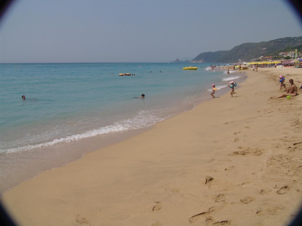 Whitesands Beach Resort Paralia Vrachou Exterior photo